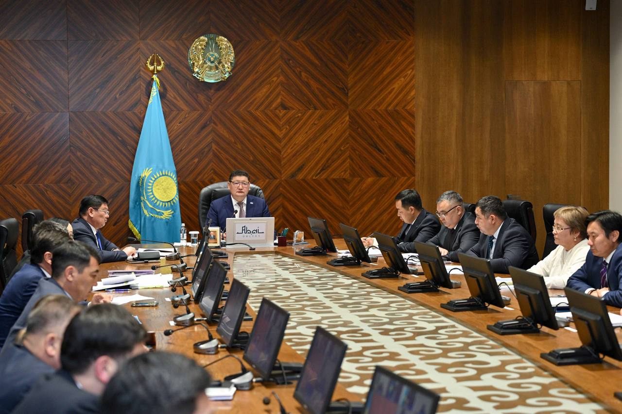 секс қыздар Алушта Юлияның жыныс мүшесі оргазмда болды.