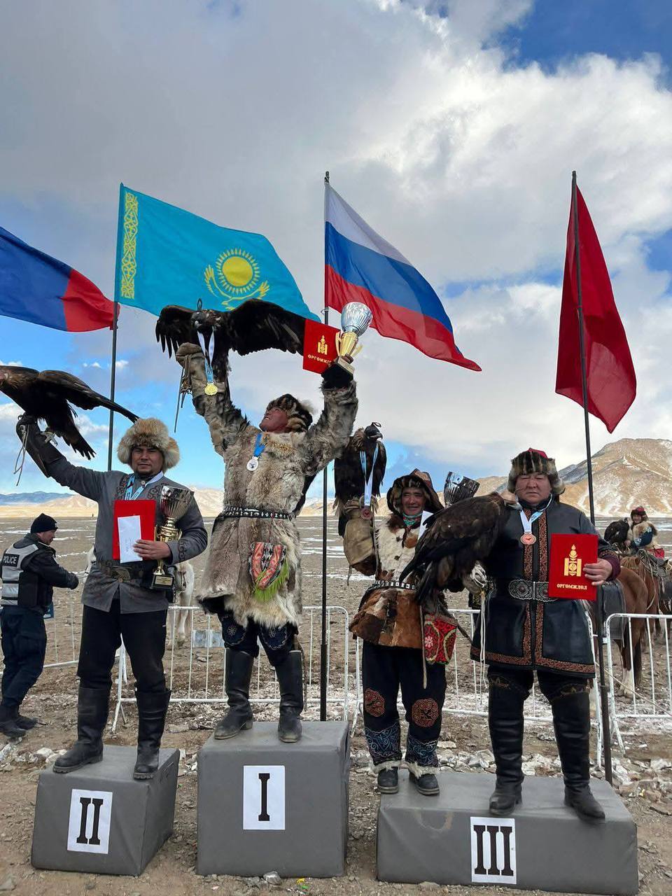 Және үнді порносы Тұтқалары бар порно доп